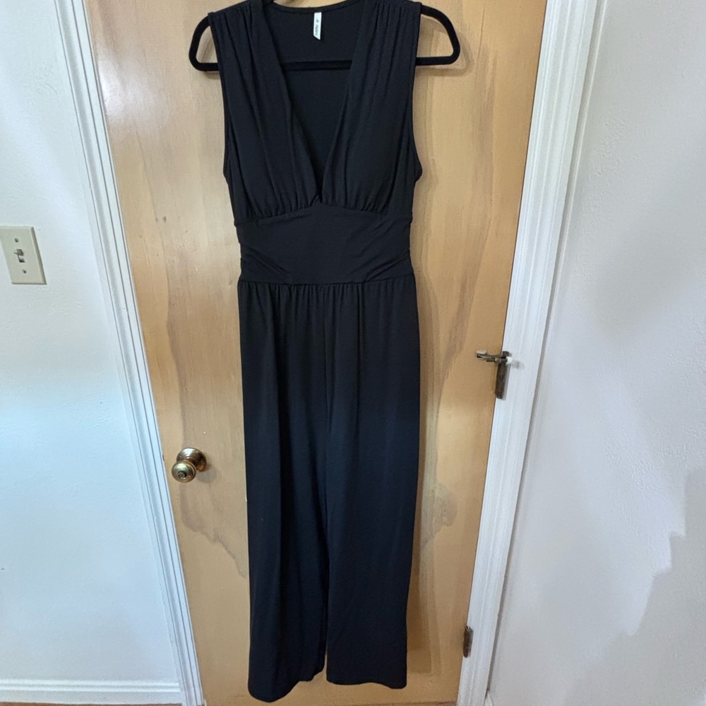 Elegant Black Sleeveless Jumpsuit - Picture 5 of 7